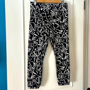 Athleta yoga, pants size medium, black-and-white /like new